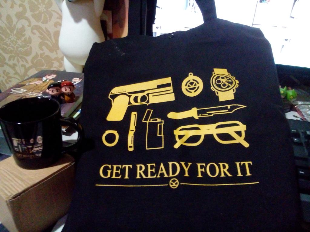 kadeart's tweet photo. ลืมแปะ คนจีนที่มางาน #KingsmanOnlyTH เค้าเอามาให้ฮฮฮฮฮ แก้วถ่ายละไม่เห็นดีเทลเลยแต่เป็นปั้มทองละดูหรูมาก ไม่กล้าใช้ https://t.co/sTADqZapYm