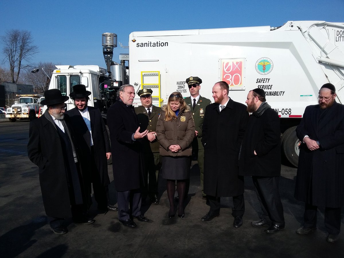 Pinnyringel's tweet image. Assemblyman @HikindDov thanking @NYCSanitation Commissioner &amp;amp; Mayor for the refuse collection changes in Boro Park