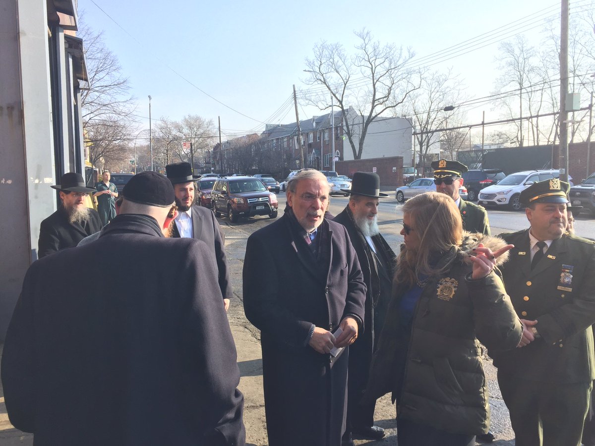 HikindDov's tweet image. We hit the lottery in #BoroPark w/ new garbage collection schedule. Great win, @NYCSanitation and @BilldeBlasio!