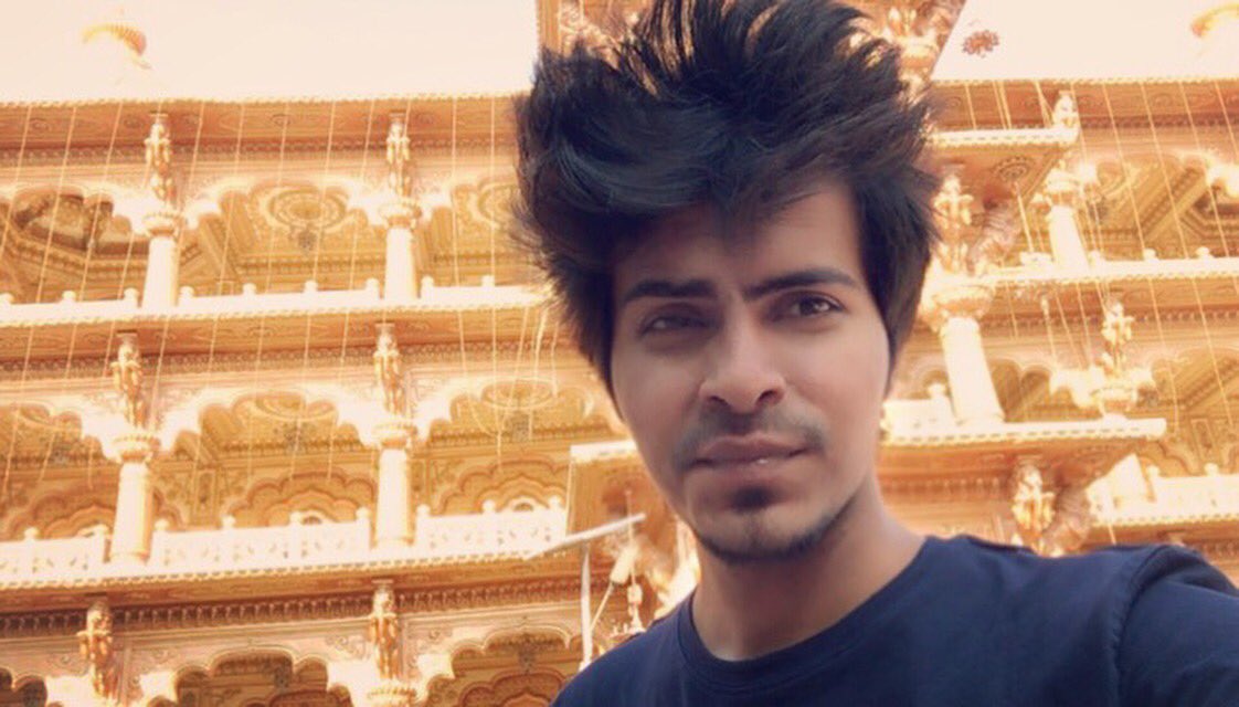 Ommy_10's tweet photo. Ek Selfie toh banti thi 😁😝
#WhatADay #AmazingFeel
#FullOfPeace
#SereneFeeling
#ItsThePlaceWherePrasadIsServed https://t.co/jGW6g0iK49