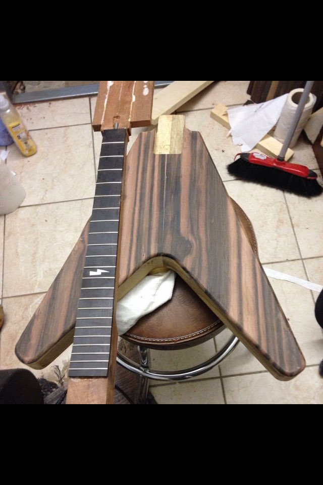 <a href="/ANewTomorrowUk/">A New Tomorrow</a> ecco la nuova #chitarra quasi pronta completamente realizzata da <a href="/Brodguitars/">Brod Guitars</a> #rock #musica