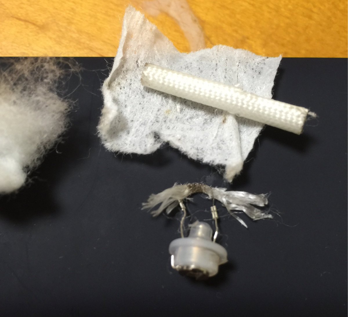 ゆう W Ploomtechのコイル部分を分解してみた ウィックはシリカウィックっぽいな 34gぐらいで5rapのスペースドコイル 何オームだろ 周りは厚いシリカウィックとコットン まんまvapeだねw T Co Ssbri8kwww