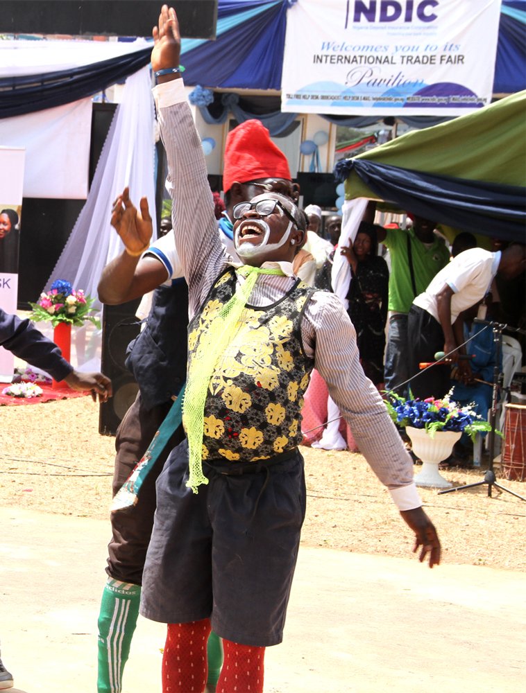 NDICNigeria's tweet photo. A clown salutes the crowd during his performance at the NDIC Special Day at the 2016 Kaduna International Trade Fair https://t.co/fufAUKwQKh