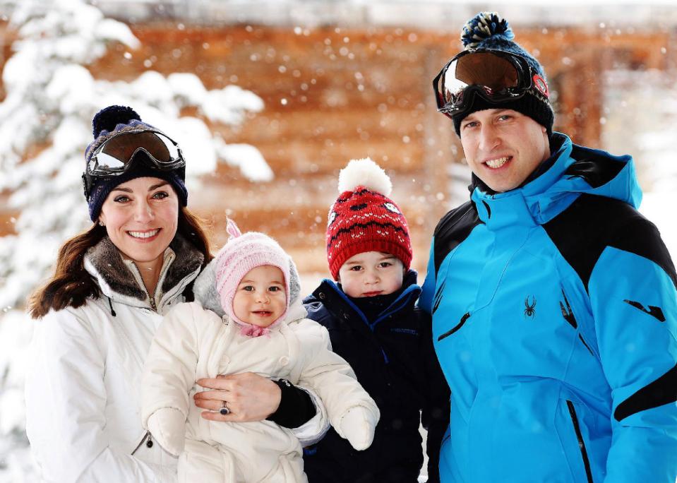 YahooNews's tweet photo. The adorable photos from the royal family’s ski holiday https://t.co/xNwfTBSY0g https://t.co/VLZusNYvdH