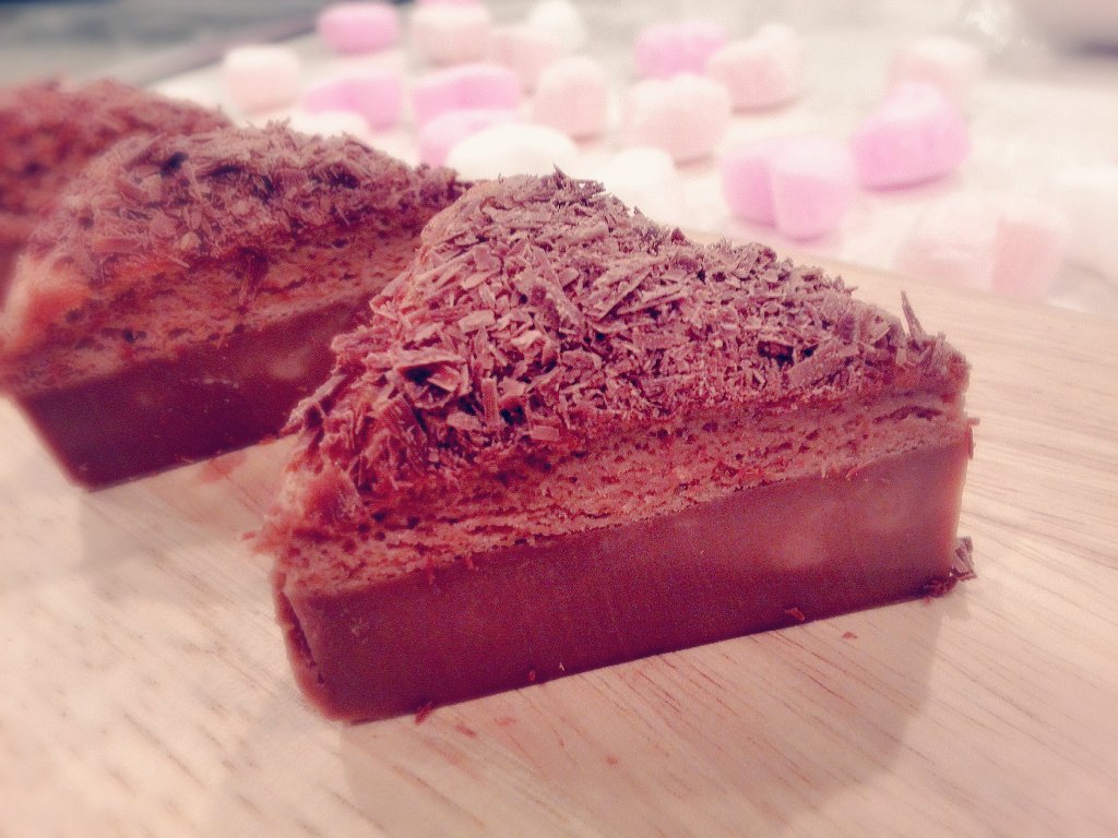 make_smile_s2's tweet photo. 〇チョコのマジックケーキ
削ったチョコを たくさんふりかけて🍫✨もっとチョコ感あっても良いかな💭
〇ダイヤモンドクッキー
@_Sugar_Jackie_ さんのレシピで🍪💓
ほろほろ美味でした🍴✨
#お菓子作り好きな人と繋がりたい https://t.co/EIvdFzzsWV