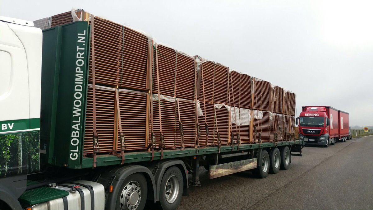GLOBALWOODBV's tweet photo. Weer een mooi vrachtje met #keruing #tuinschermen onderweg naar een klant. Ook interesse? Bel nu 074-2917600 https://t.co/7aXcFnaeUk