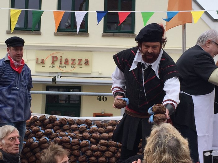 SandraDroege's tweet photo. Fisch und Brot fürs Volk. Störtebeker verteilt die #Lätare-Spende auf dem Rathausplatz in #Verden https://t.co/MpXHUNqKf2
