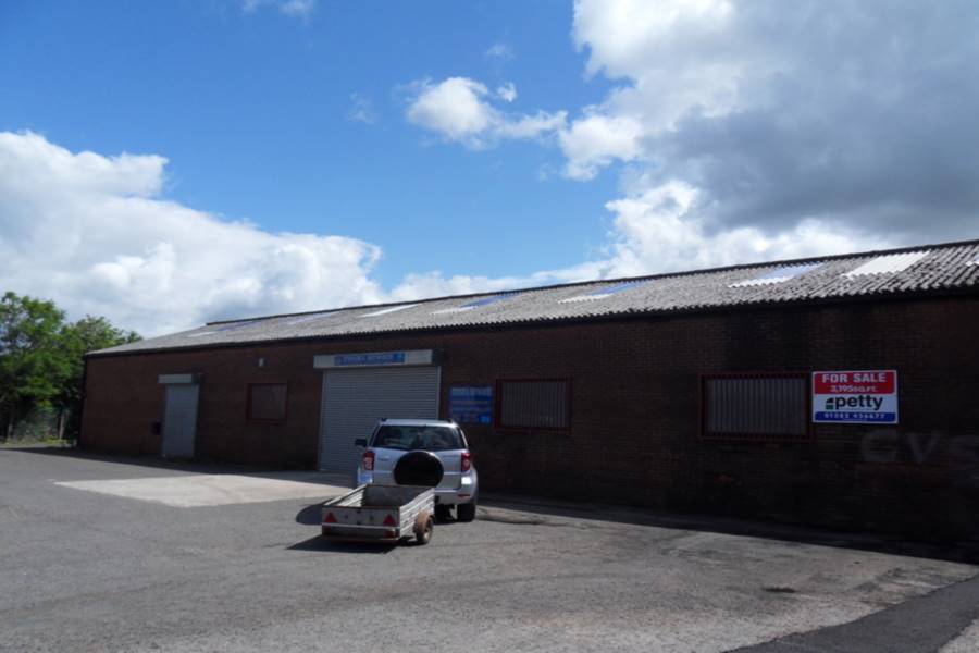 PettyCommercial's tweet photo. NEW INSTRUCTION Manufacturing/warehouse premises with substantial yard #Burnley #Industrial 
https://t.co/wyw4hYUoY3 https://t.co/1WRmyn1IUF