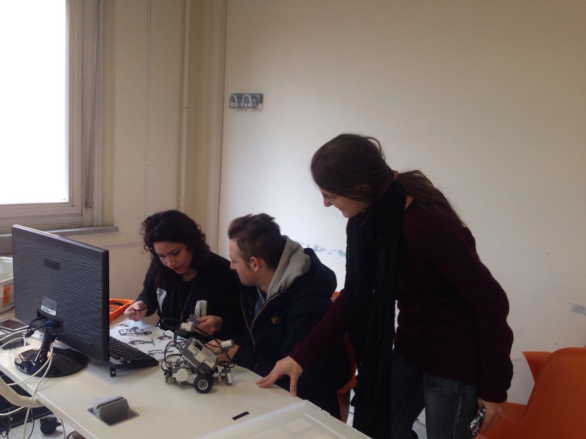 Valentina_fmd's tweet photo. Federico ed Eleonora dell'IT Buonarroti di frascati costruiscono il loro robot al #roboticenter #RomeCup2016 https://t.co/uuNRF0PQPb