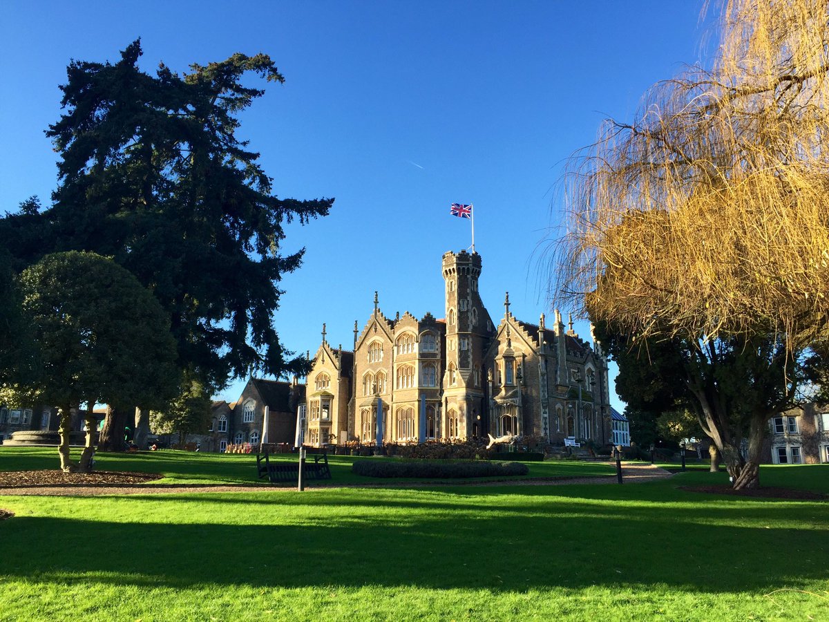 TheOakleyCourt's tweet photo. The sun is shining! Some #mondaymotivation right there! Make the most of it at our riverside location! #perfect https://t.co/julEwM6fVe