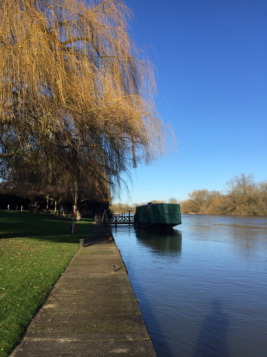 TheOakleyCourt's tweet photo. The sun is shining! Some #mondaymotivation right there! Make the most of it at our riverside location! #perfect https://t.co/julEwM6fVe
