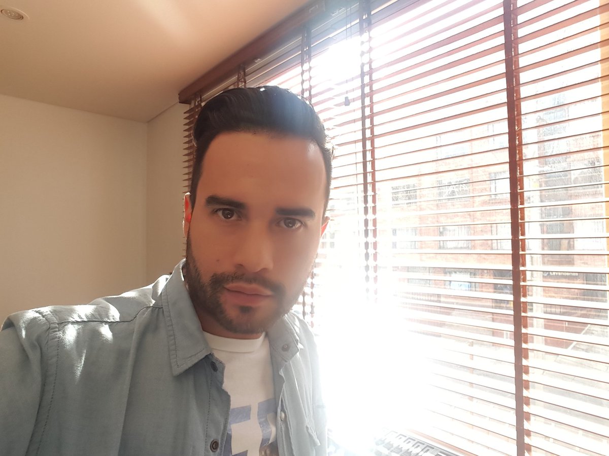 ocaballeromusic's tweet photo. feliz lunes con toda la actitud mas #RevolucionDeAmor sesiones acusticas OC mucha energía @RadioPolicia917 https://t.co/XP2uSx8E0V