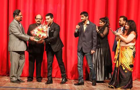 tehseenp's tweet photo. It was the #EndOfOrdinary shows & I as the chief guest with Amar Singh ji enjoyed Johny Lever's performance . https://t.co/D0HgVg7GpS