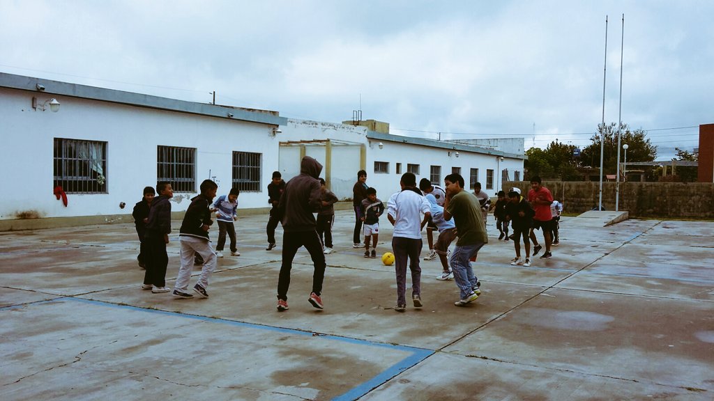 CAIN2EH's tweet photo. CAI N 2 recibió material de limpieza y niños de deporte realizando pre calentamiento https://t.co/fBdI92MT1T