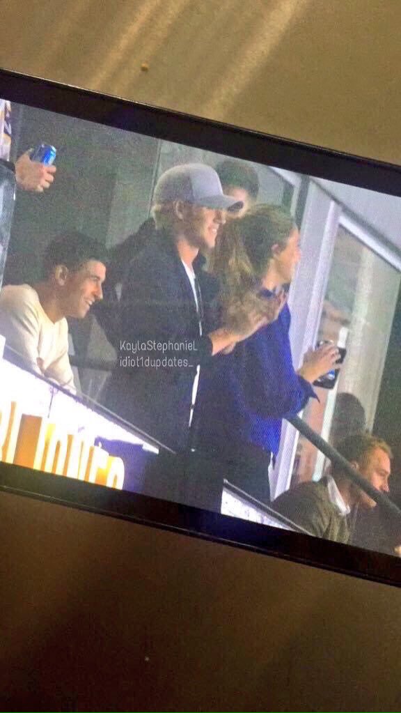 NiallLatinUp's tweet photo. 📱| Niall en el juego de LA Galaxy en Los Ángeles #Vote1DirectionUK #KCA https://t.co/XkzEfPmocX