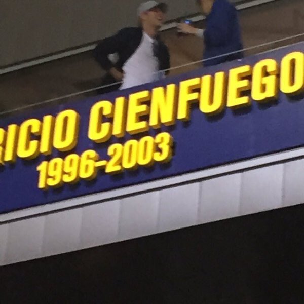 NiallLatinUp's tweet photo. 📱| Niall en el juego de LA Galaxy en Los Ángeles #Vote1DirectionUK #KCA https://t.co/XkzEfPmocX