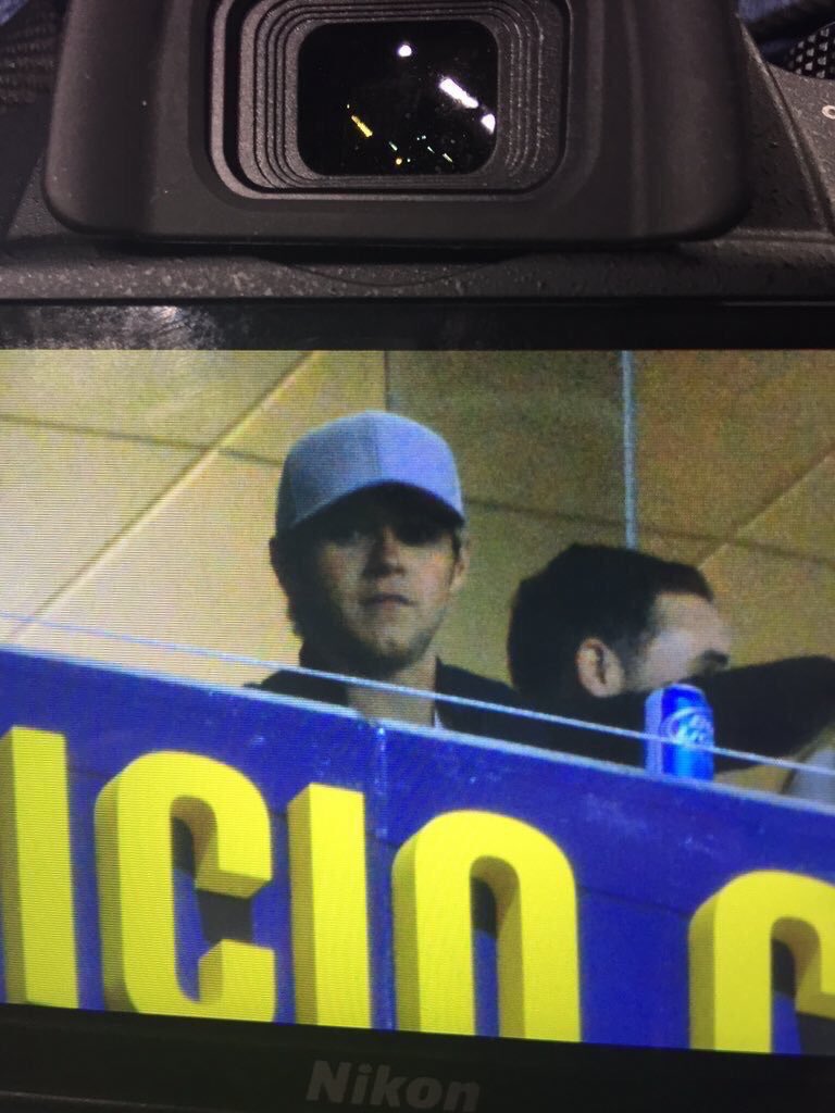 NiallLatinUp's tweet photo. 📱| Niall en el juego de LA Galaxy en Los Ángeles #Vote1DirectionUK #KCA https://t.co/XkzEfPmocX