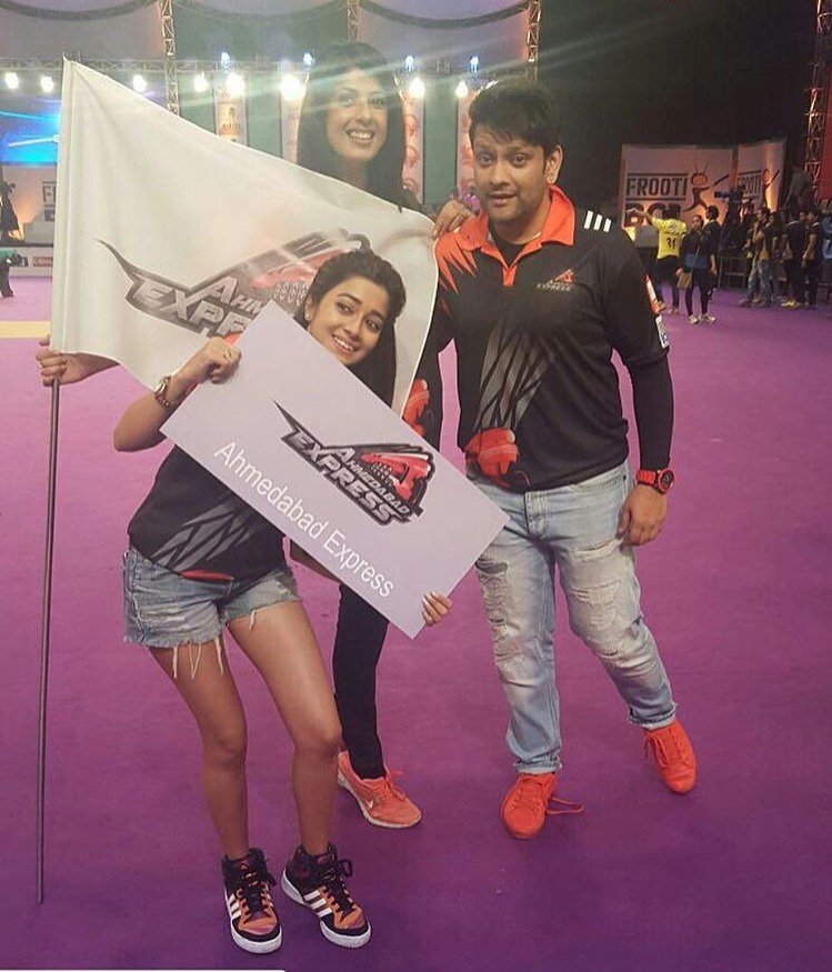 The crazy trio! At the #frootibcl parade! Picture perfect smiles :) <a href="/ColorsTV/">Colors TV</a> <a href="/Spotboye/">SpotboyE</a> #TheAhmdExprs #Gujarat