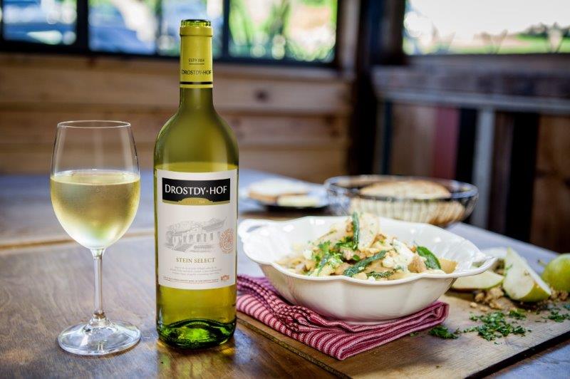 PurelyLocalJN's tweet photo. Pork fillet,walnuts and creamy gorgonzola pasta sauce paired with @DrostdyHofSA Stein Select https://t.co/J5HSmHPYsk https://t.co/ybjWzwp0r6