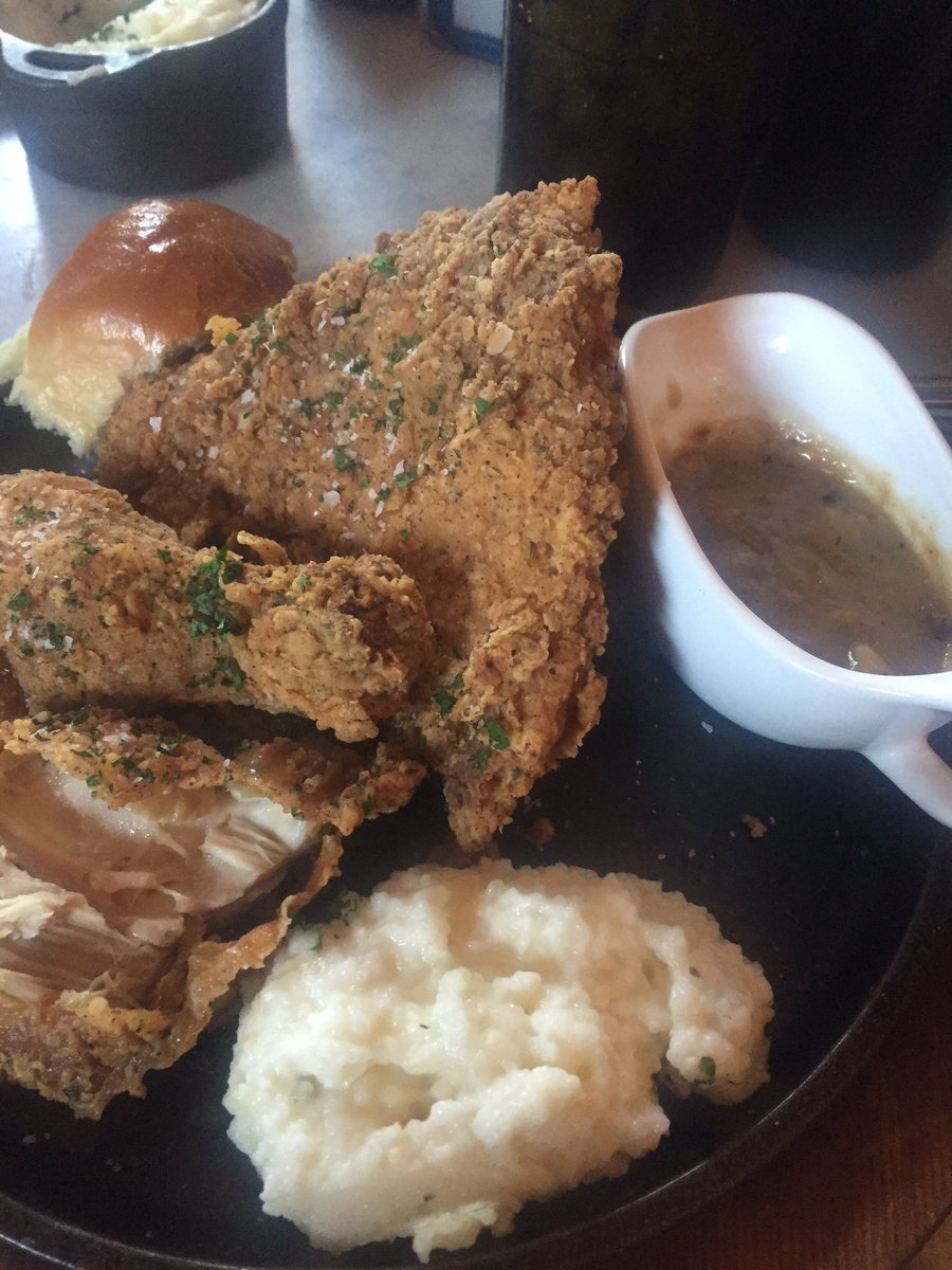 Christi_Cooks's tweet photo. @SoutherleighSA Fried Chicken (smothering on the side), rolls, jalapeño cheddar grits, &amp; sweet tea 👍🏼 #DMVgirlinTX https://t.co/zREqHmXbPX