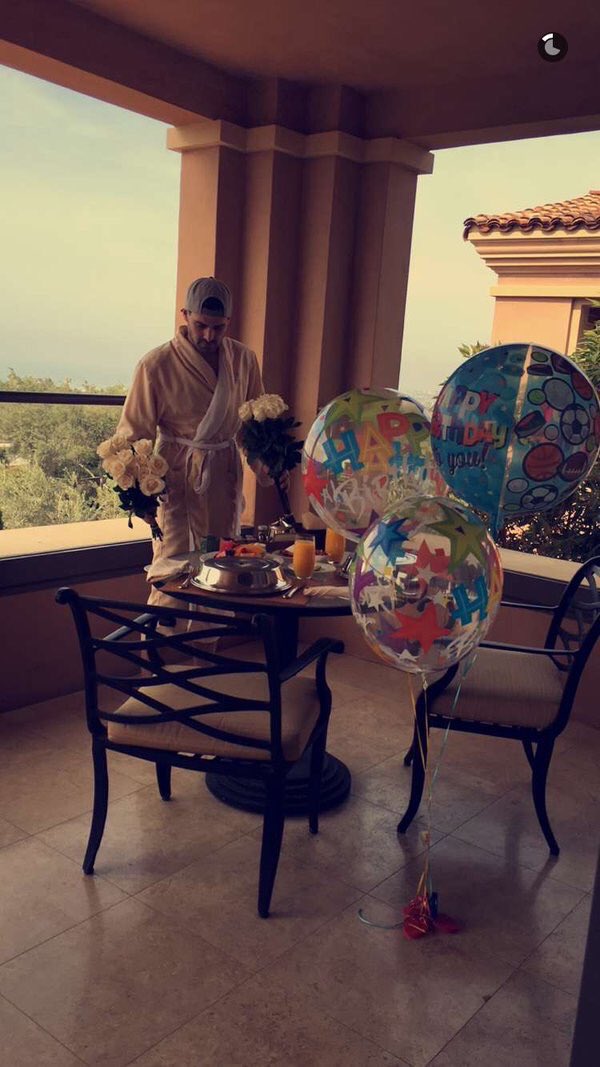 relativepostsss's tweet photo. I need to marry someone who's going to wake me up on my birthday like this 😩😭😍 https://t.co/daHgusC2Gc