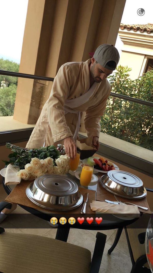relativepostsss's tweet photo. I need to marry someone who's going to wake me up on my birthday like this 😩😭😍 https://t.co/daHgusC2Gc