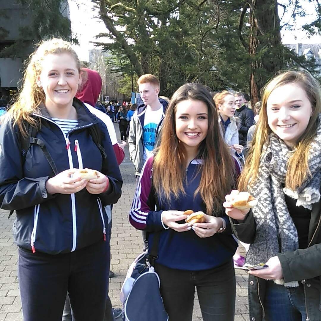 kellyforcomms's tweet photo. Check out the happy folk who got some FREE HOT CHICKEN ROLLS today! #KFC #IfYoureWellVoteForKell #FreeFood https://t.co/QlGdVXAkfH