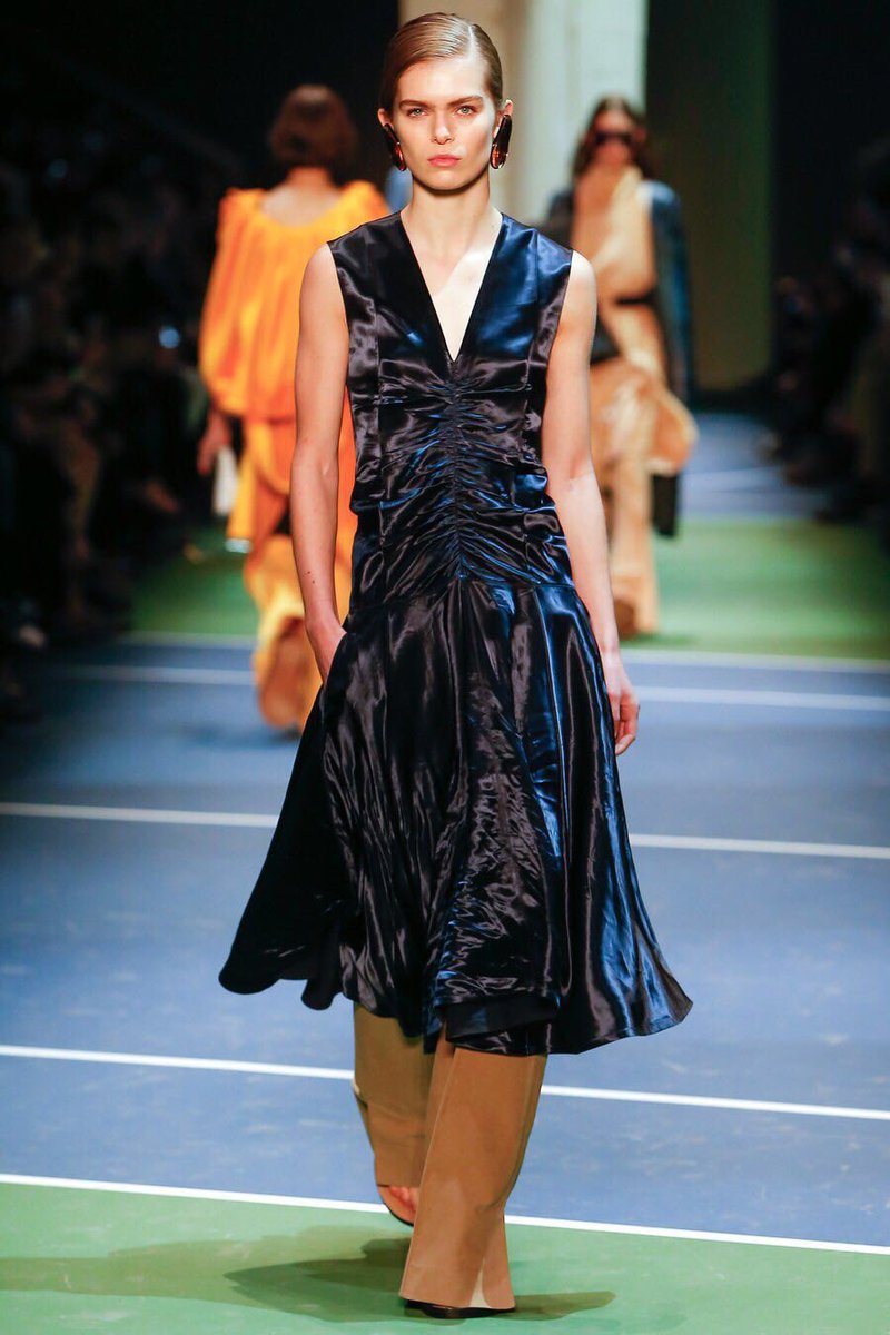 teamqueen_cfd's tweet photo. We're loving the fabrics from yesterday's Celine show in Paris , some of our favourite looks. #cfd #pfw https://t.co/VPOcImsDLT
