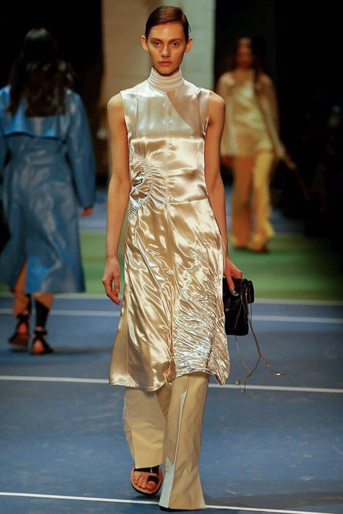 teamqueen_cfd's tweet photo. We're loving the fabrics from yesterday's Celine show in Paris , some of our favourite looks. #cfd #pfw https://t.co/VPOcImsDLT