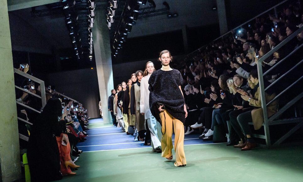 teamqueen_cfd's tweet photo. We're loving the fabrics from yesterday's Celine show in Paris , some of our favourite looks. #cfd #pfw https://t.co/VPOcImsDLT