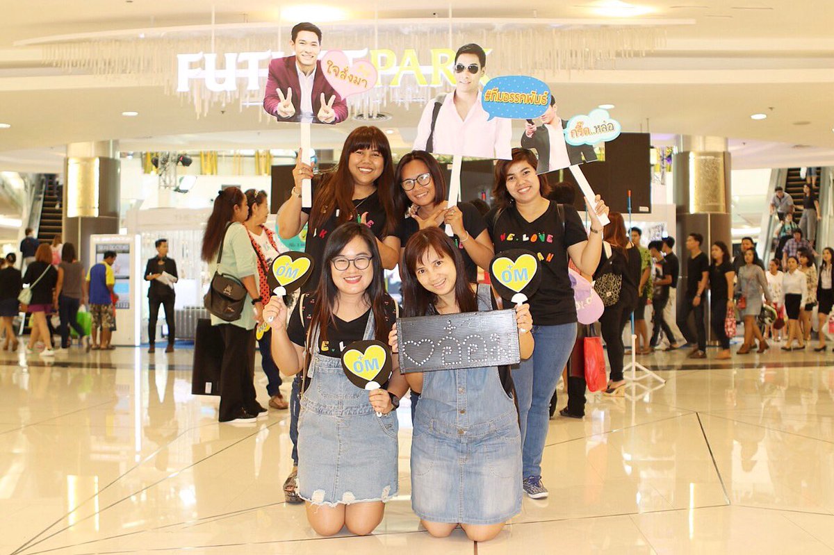 sivalee5880's tweet photo. ทีมอรรคพันธ์ #อ๋อม #อรรคพันธ์ #WeloveAkapan 😍 แก๊งค์ป้ายไฟตามไปเชียร์ทุกที่ค่ะ #EventOM 😍😍 https://t.co/ykUjM6Q6Gi