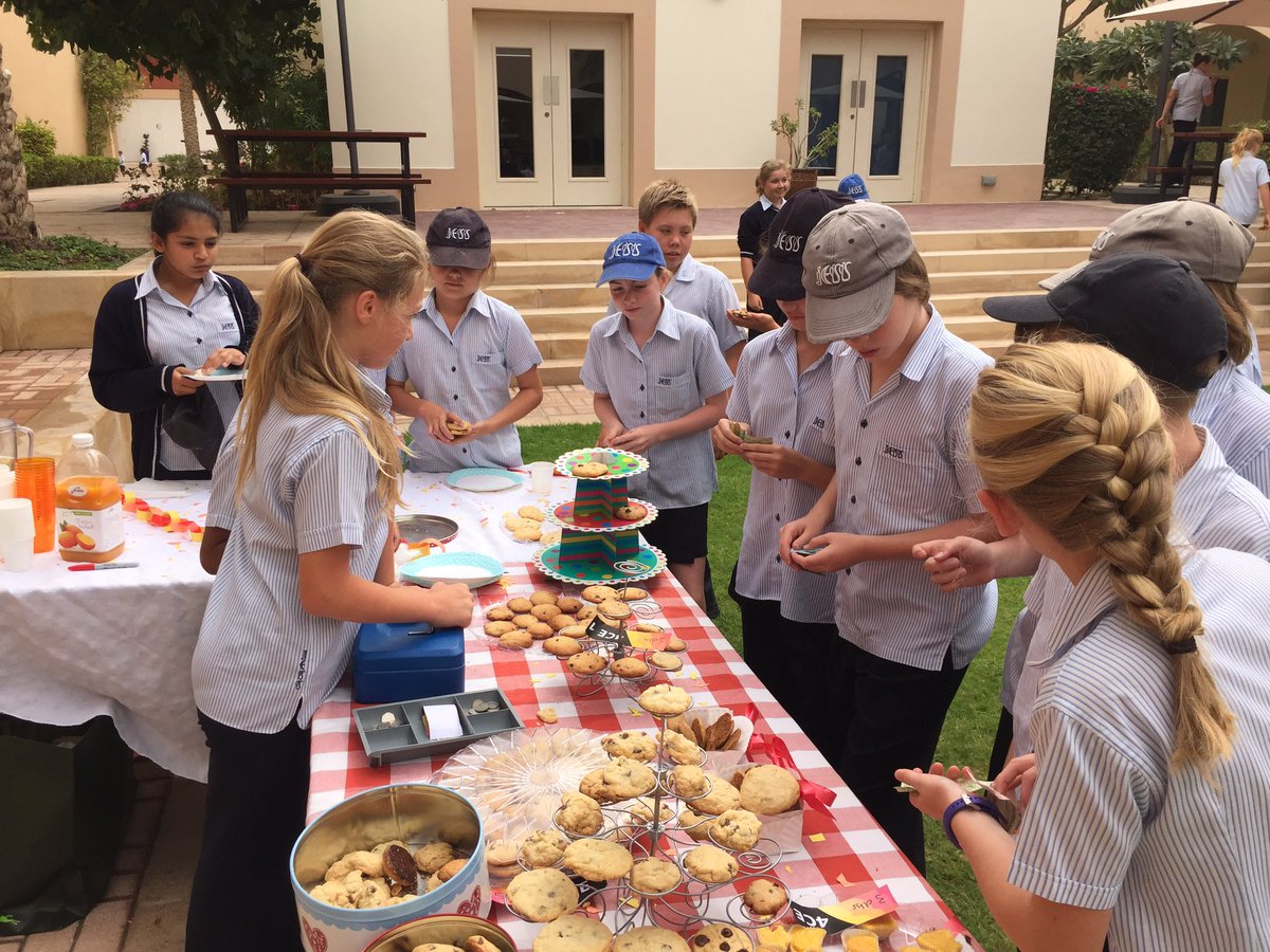 JESSPrimaryYR6's tweet photo. Incredible successful #entrepreneurship with @4CE_1_ raising over 1000 dirhams at their #bakesale on Sunday! 😀 https://t.co/Us6KLHf8om