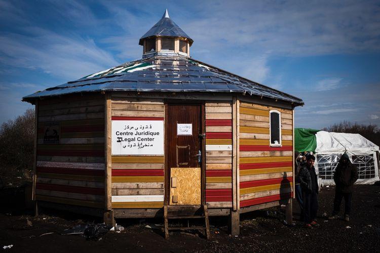 libe's tweet photo. #Calais Dans la «jungle», des avocats au service des migrants https://t.co/dIzlYjjdCe https://t.co/tjyVD04aWX