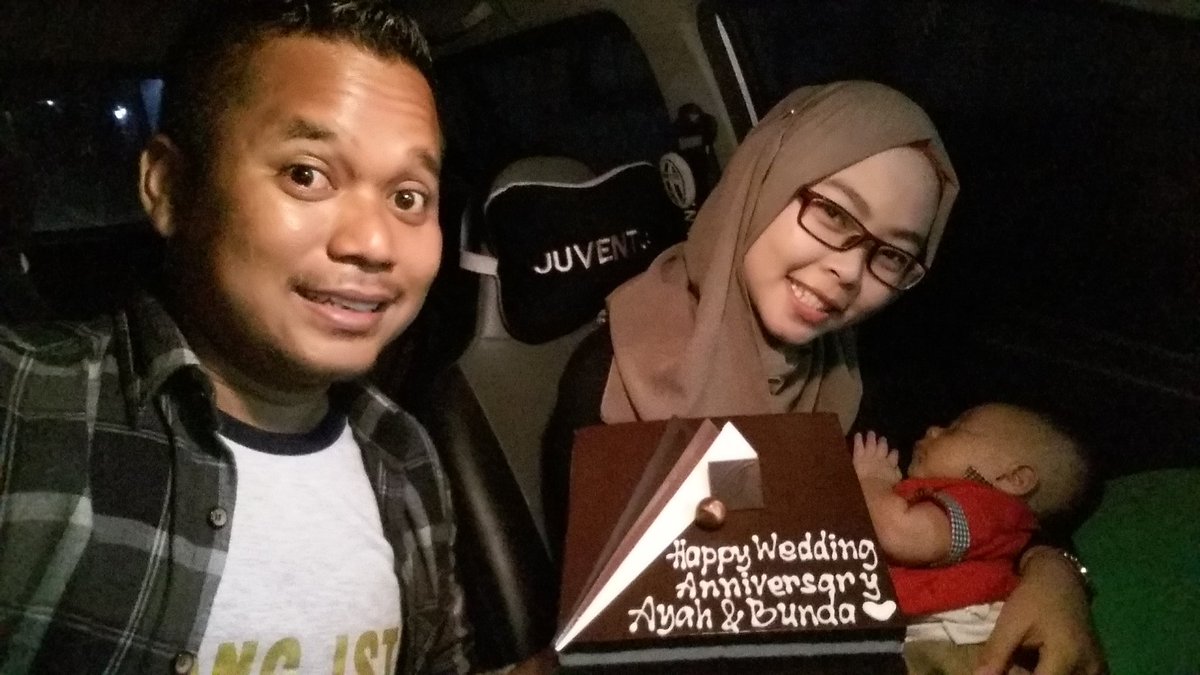 habilhasibuan's tweet photo. Happy wedding anniversary bundanya ale @ananuy long pass yakkk eh long last 😆 https://t.co/7zgKFZvK20