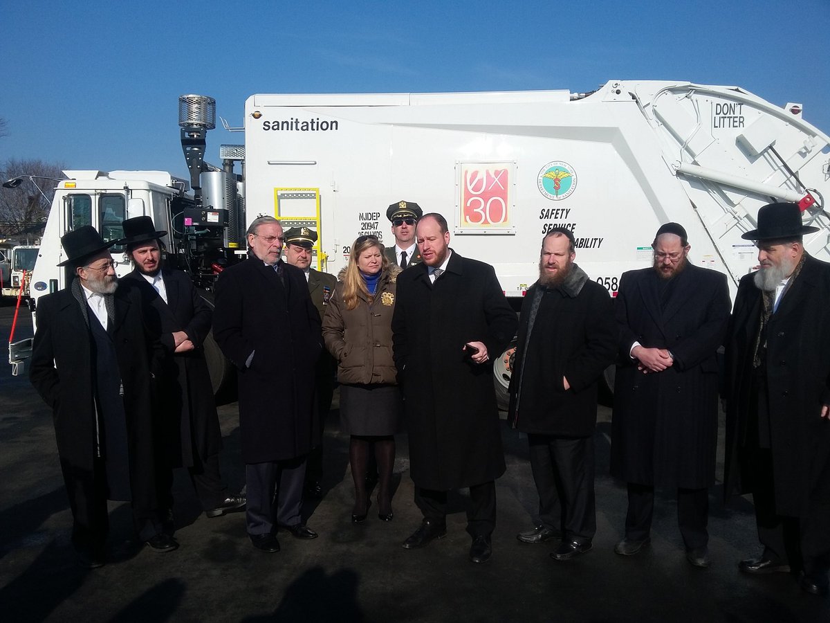 Pinnyringel's tweet image. Councilman @NYCGreenfield thanking the Mayor and @NYCSanitation Commissioner for changes to refuse collections.