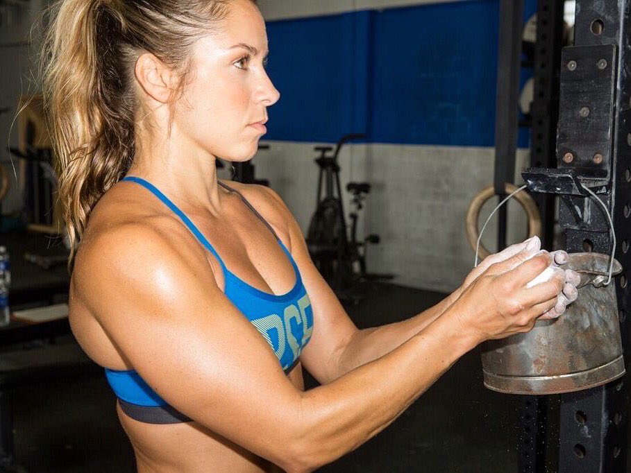 allihagendorf's tweet photo. Monday-You are mine 💪🏻 Set your intention for today #FitToFeast #motivationmonday #reebok #crossfit 📷 @briankuhlmann https://t.co/MPYMuym3dJ