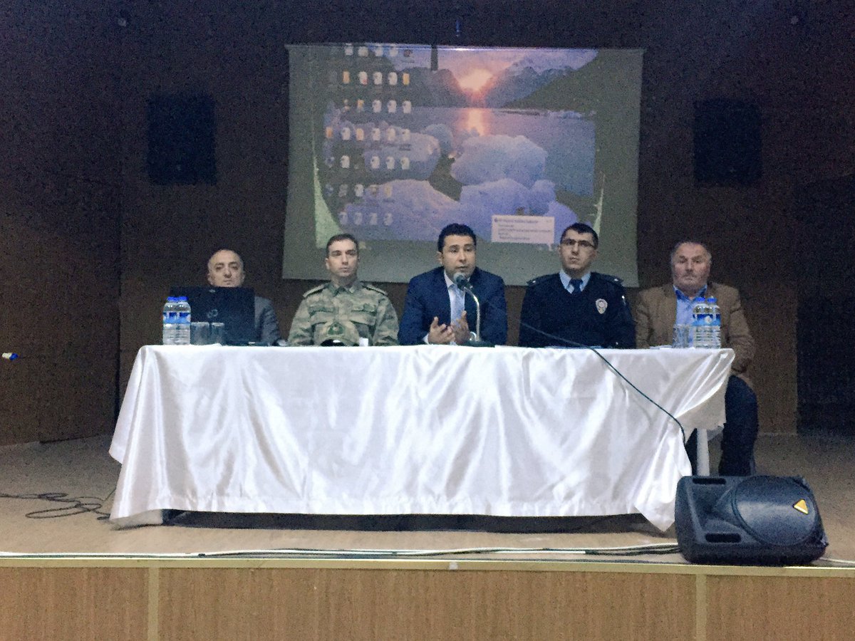 KAYMAKAMLIGI's tweet photo. İlçemizde görev yapan okul servis aracı sürücülerine yönelik bilgilendirme ve değerlendirme toplantısı yapılmıştır. https://t.co/mAXF2JZCqq