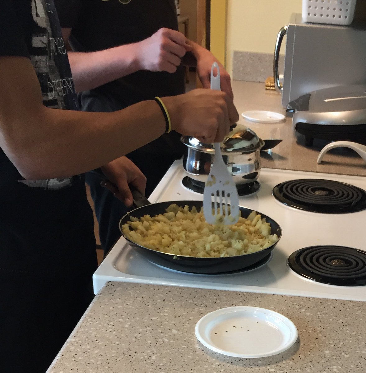 TSB_ECC's tweet photo. Making fried potatoes and boiling carrots with the veggies that everyone cut today. Mmm!!! #ECC https://t.co/7FwW4PCP5h