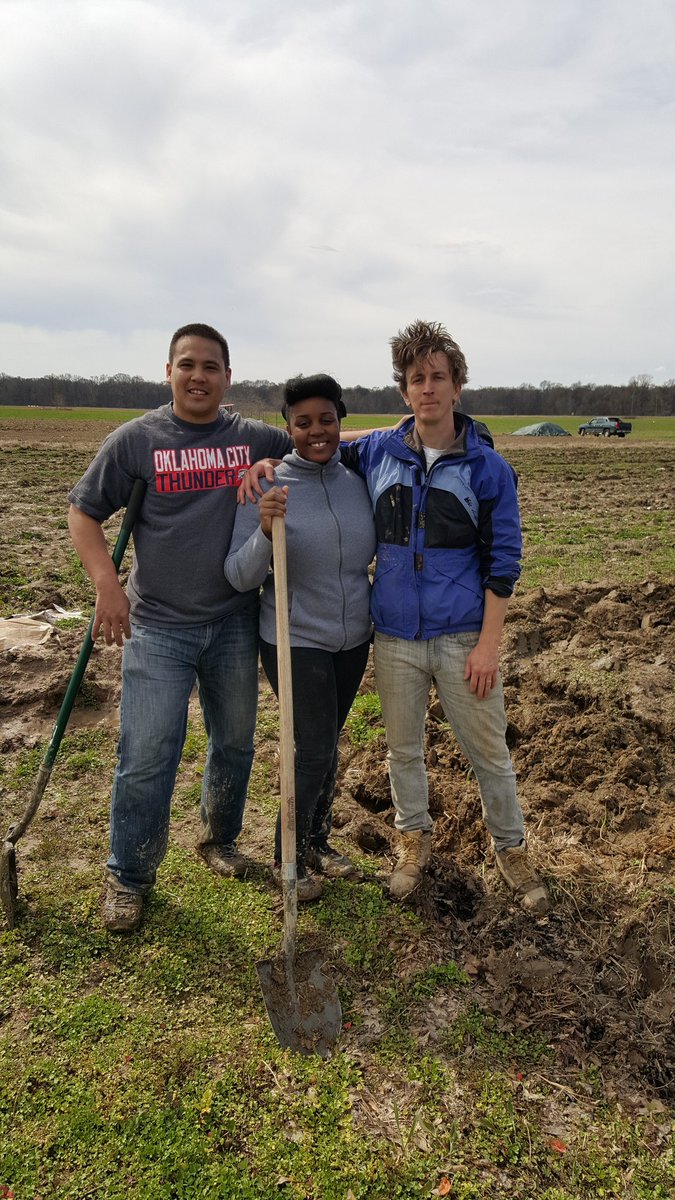 GMSgabrielAIGCS's tweet photo. In the trenches with Amber (REDteam) and Wes (@RootsMemphis).  #ditchdigging   #gmsasb2016 https://t.co/X4l61ZcWaX