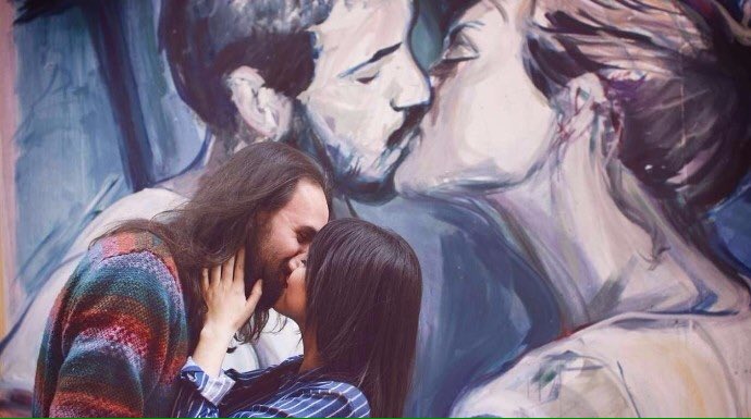 ricpomares's tweet photo. El beso es la historia... #kissmevlc @alfonsocalza  @luislonjedo #arte https://t.co/23megDClKY