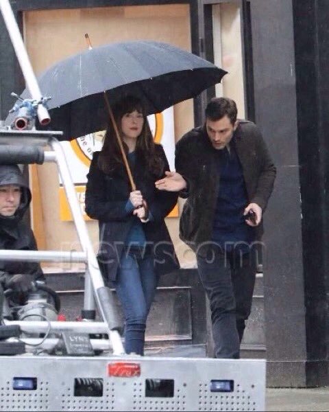 devotedtojamie's tweet photo. he's literally trying not to get wet😂😂😂😂 but sure let's call this being a gentleman😅 https://t.co/9xHLoBiAo6