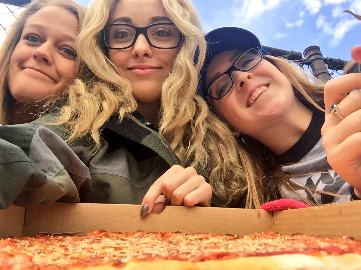 mmstarks99's tweet image. Enjoy this lovely picture of my Frands and the best pizza ever #dedicated #itrained #gottaeat ⚾️ 🍕