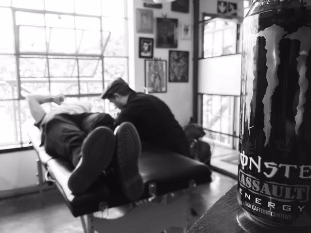 1933ClassicTat2's tweet photo. Tyler from @SinsofStyle in action during Flash Day. #1933 #SinsOfStyle #MonsterSA https://t.co/jFQDRRwbVW