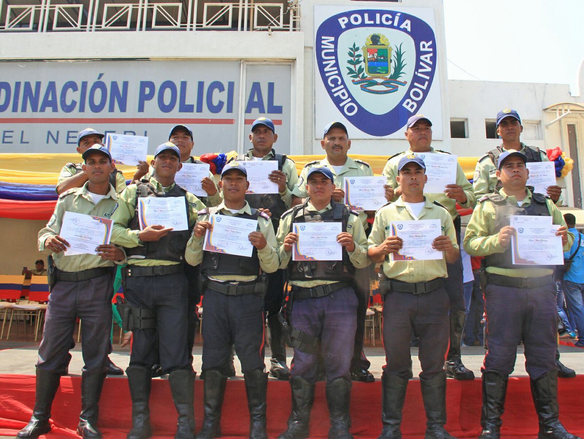 ComisJeanFranco's tweet photo. @GuillermoCompa entrega #Bonos y #Reconocimiento para los #Agentes mas destacados y #Honestos #LaNvaPolicía https://t.co/SerRew8Nqi
