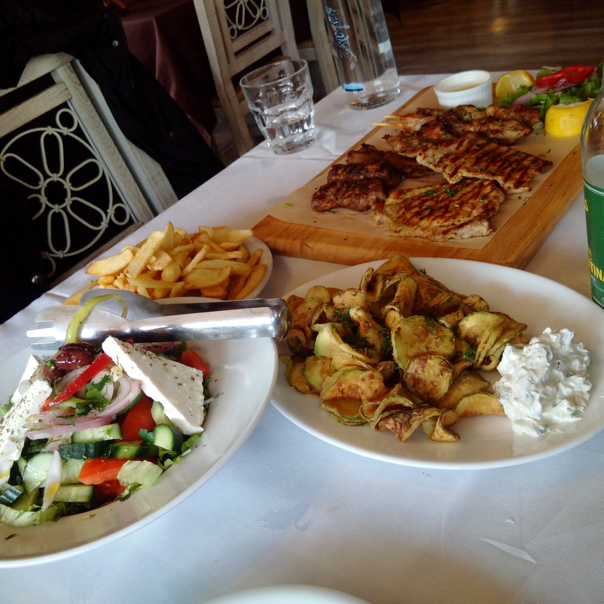 ChrisSeriotis's tweet photo. #Thessaloniki #greece #retziki #taverna #pytharia #foodporn #katipsinetai Να φτωχικα μωρέ επειδή έχουμε κρίση αλλιώς https://t.co/s8EGUbIyYc