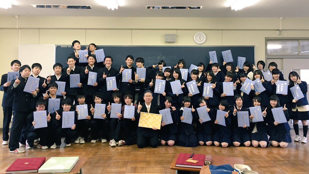 room___xxx's tweet photo. 最高の3年間でした。
たくさんの人に支えられて今日卒業を迎えることができました。
自分の唯一誇れるところは3年前に鎌ヶ谷高校をえらんだところです https://t.co/dbOmQRbfND