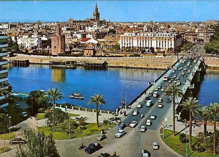 SevillaInsolita's tweet photo. Vista parcial de la plaza de Cuba, el puente de San Telmo y el Cristina con la Torre del Oro.

Año 1965. https://t.co/3UPdPKI5R4