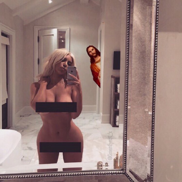 Ким Кардашьян приходится делать голые селфи из-за проблем с гардеробом.