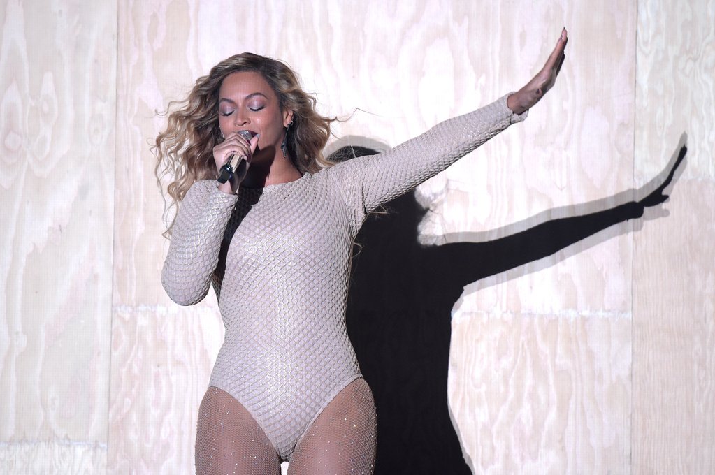 thefader's tweet photo. Watch Beyoncé perform “I Will Always Love You” at Blue Ivy’s school fundraiser. https://t.co/364IS1vneE https://t.co/uQkJxrndnF