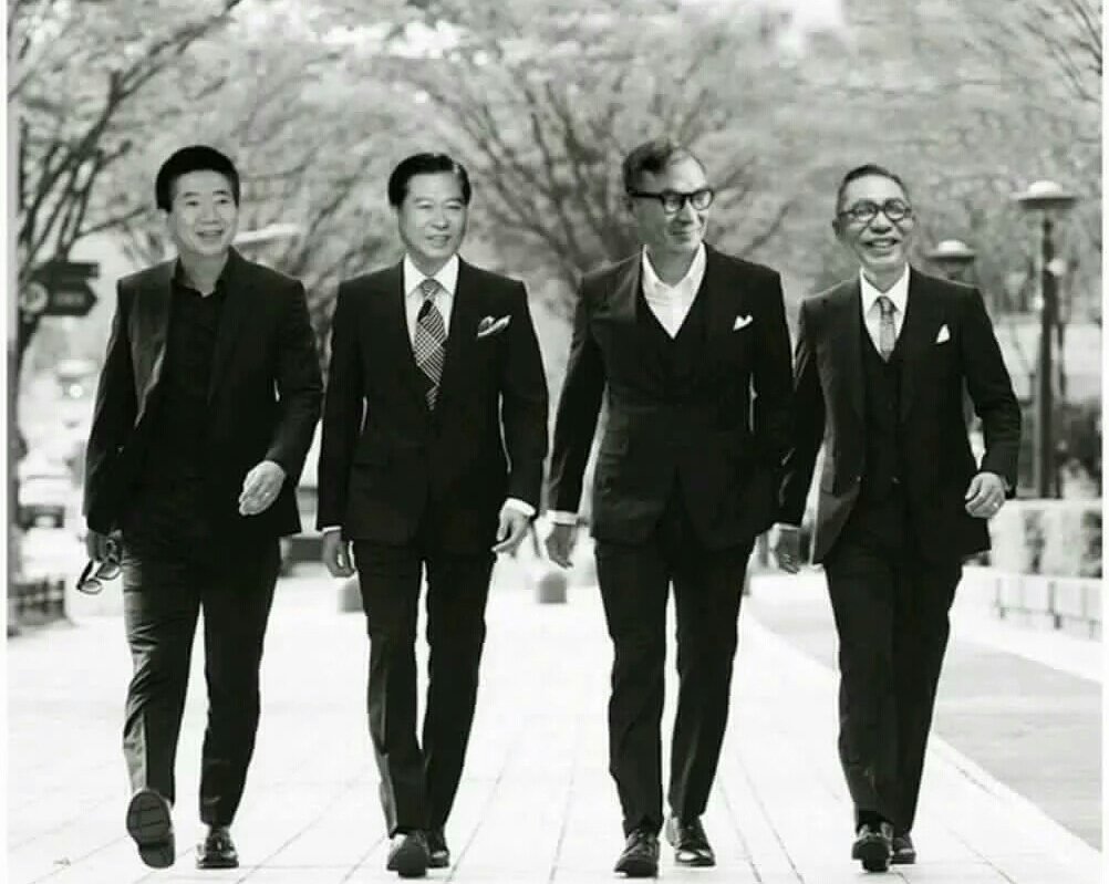 잘 지내고 계시지요?
오늘, 당신들이 더욱 그립습니다.
땅 위에 온갖 꽃들이 들고일어서는 봄날,
남겨진 자들의 힘들고 고된 삶은 여직껏
희망의 등대를 만나지 못한 채 있습니다.
꽃되어 다시 내려 앉으소서!